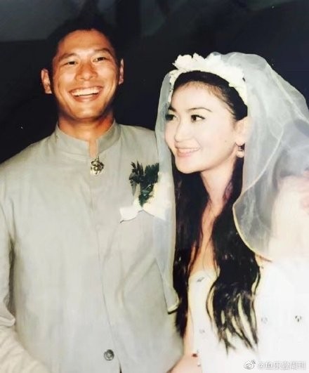 54歲溫碧霞曬全家福，一家三口像三代人，12歲養子像富豪老爸