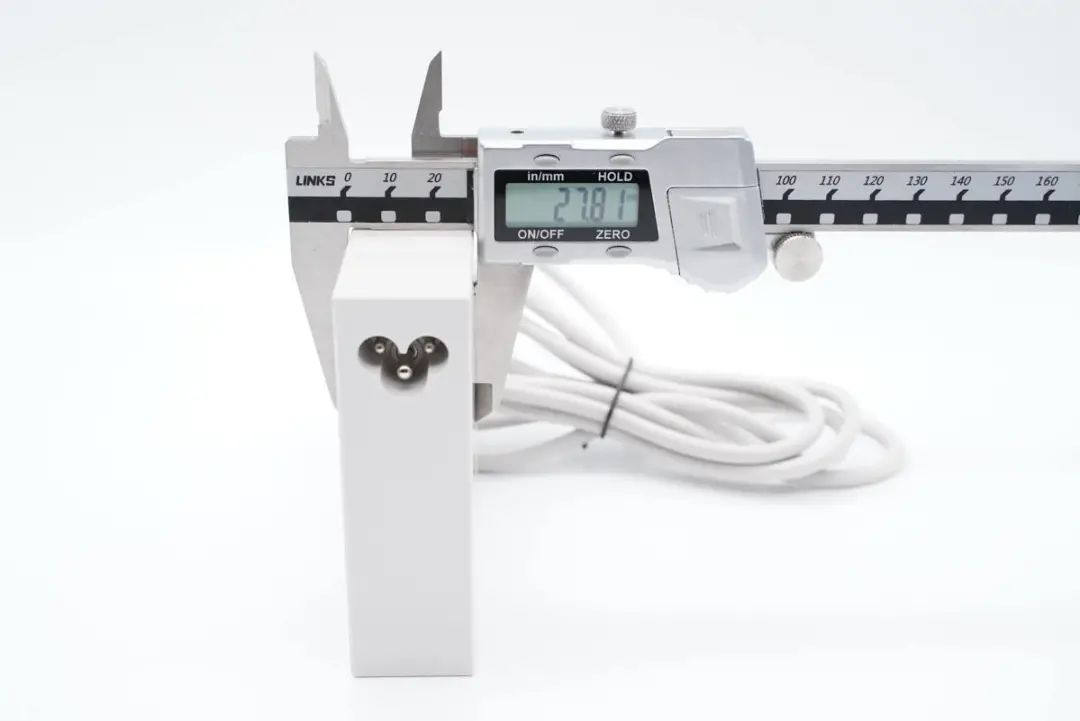 华硕最强游戏本标配300W电源，内置4颗氮化镓，内部结构揭晓