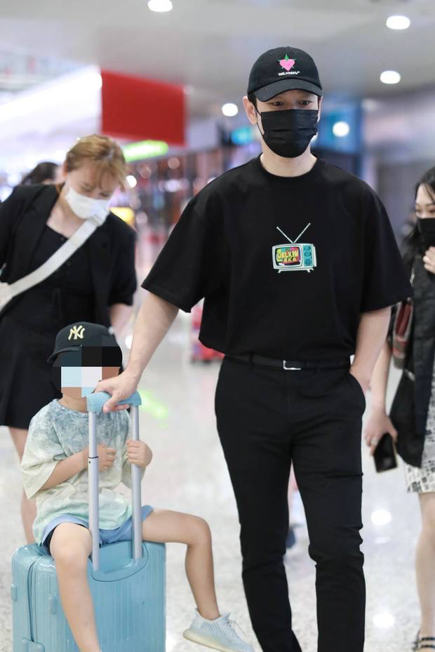 黄晓明带儿子走机场被拍！4岁小海绵肤白腿长，一身潮牌价值上千