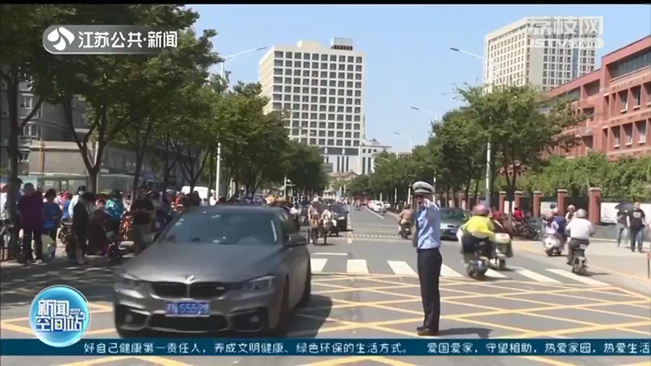 校园护学岗，你冒雨指挥的样子真帅