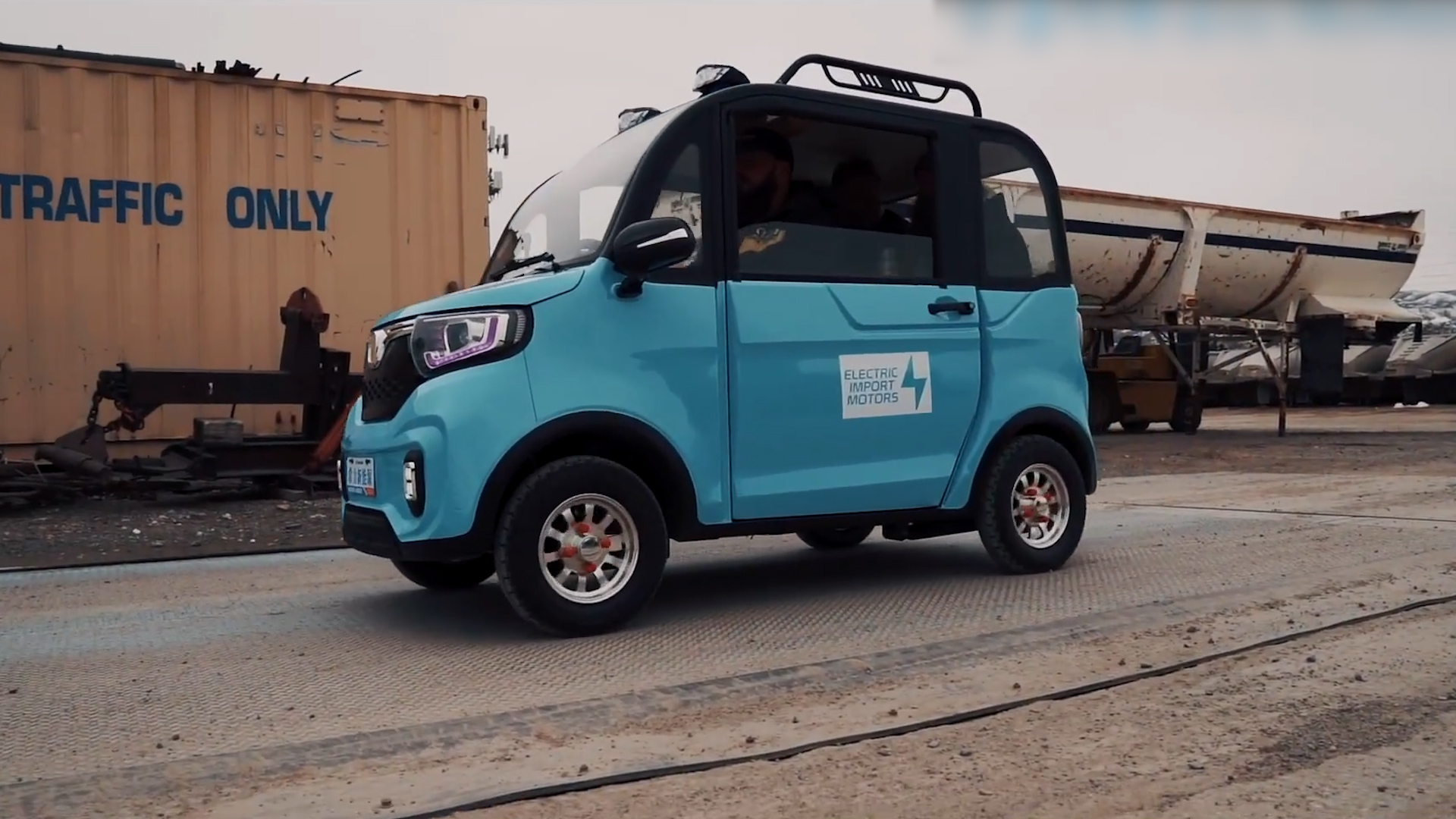 美国街头惊现中国老年代步车，载3个美国壮汉，被迫飙到55公里