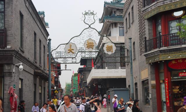 北京前门大街，游客人山人海，全聚德等多家老字号最抢眼