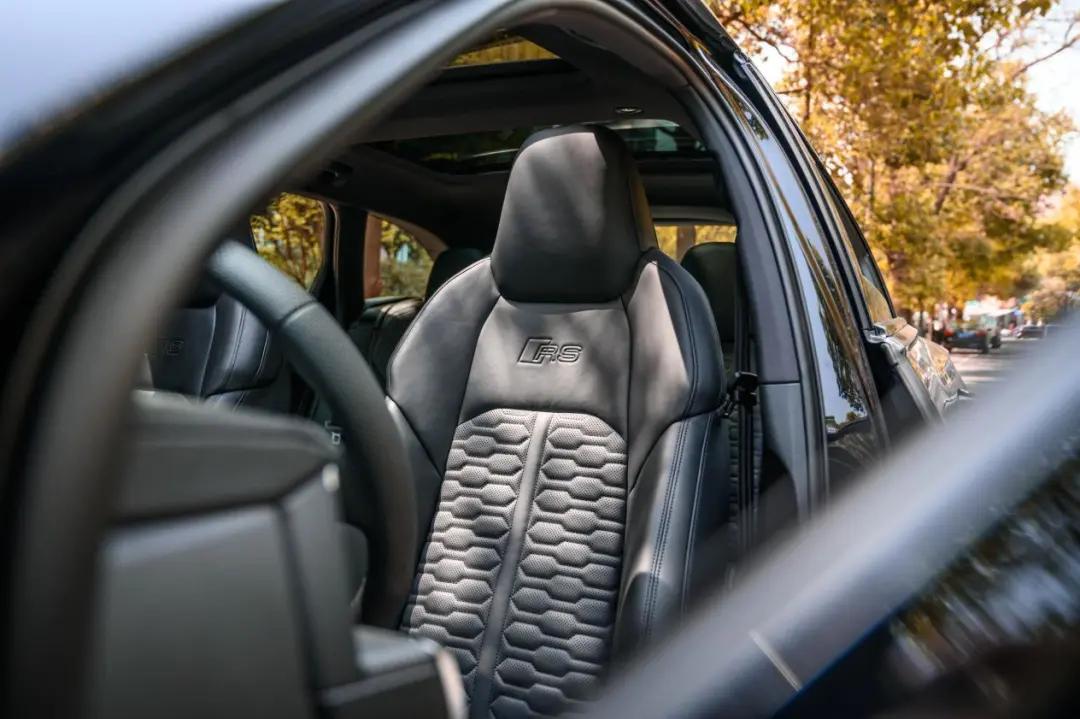 试完这台奥迪8缸性能车后发现，原来性能车也能很舒适
