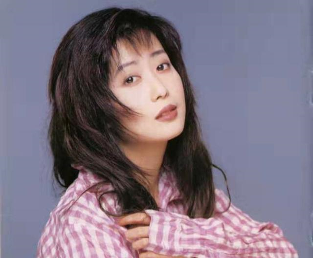 50岁孟庭苇罕晒近照，满头乌发肌肤白皙似少女，