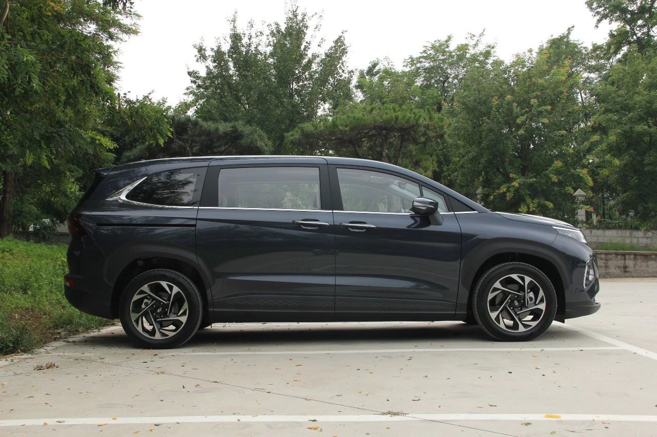 hyundai是什么牌子车 尾灯中心是"hyundai"字母车标_【读车号】