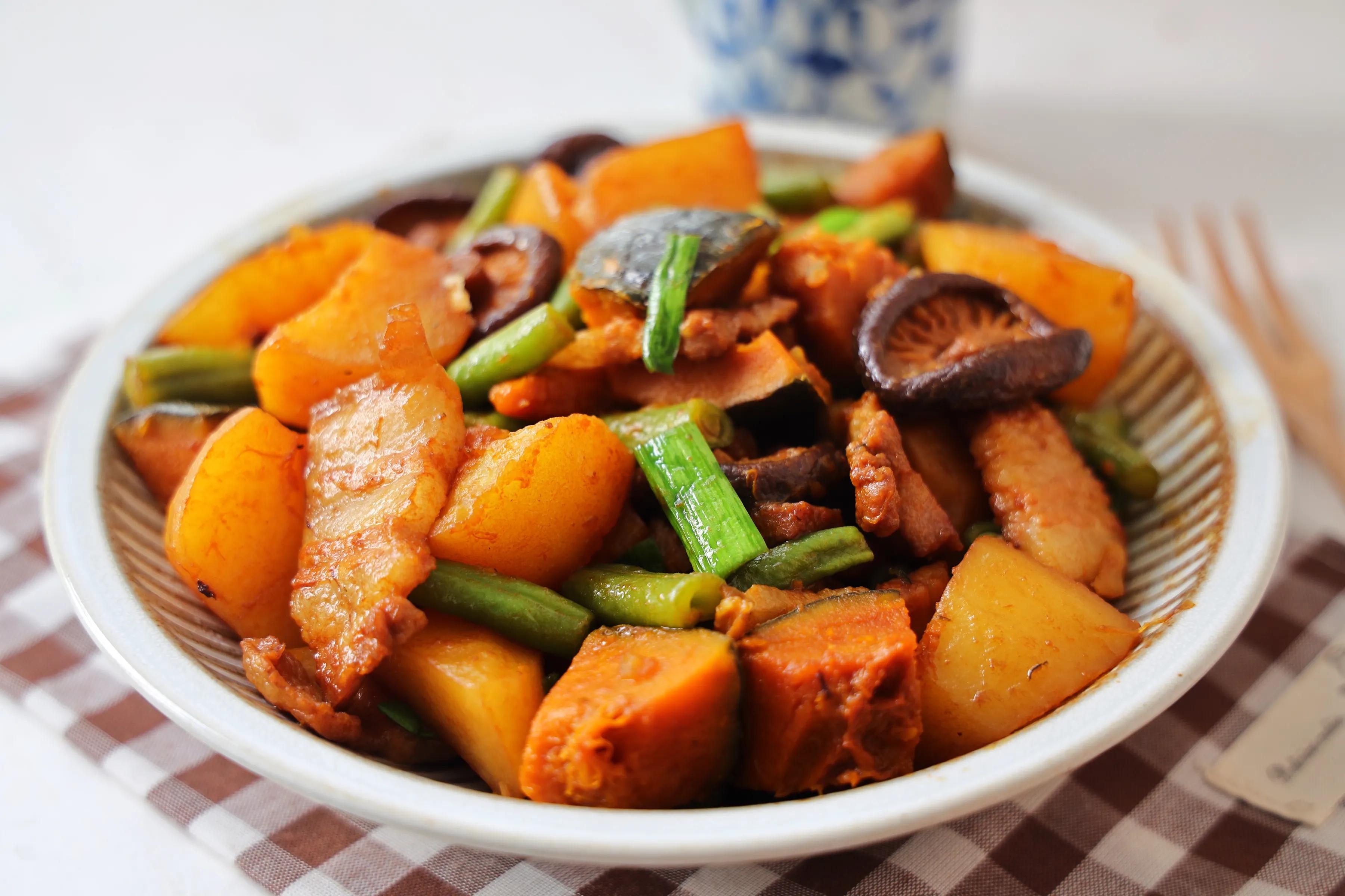 天太热不想炒菜，试试这样的一锅炖，不需要米饭，一人一碗超过瘾