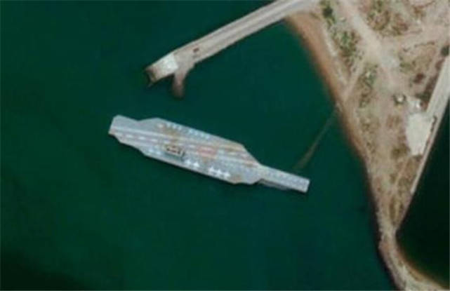 美国调转卫星，发现中东莫名多了一艘航母，知