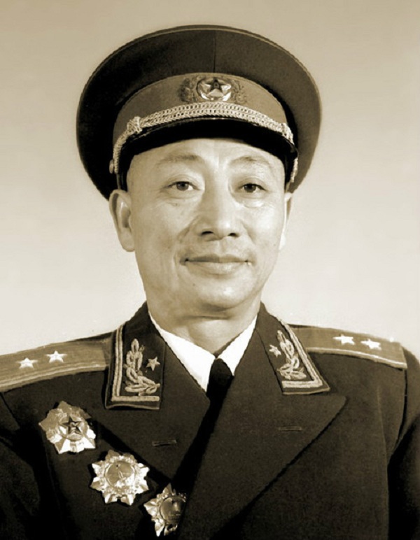 儿子参军后牺牲，母亲伤心欲绝，17年后警卫员上门：军长接您入京