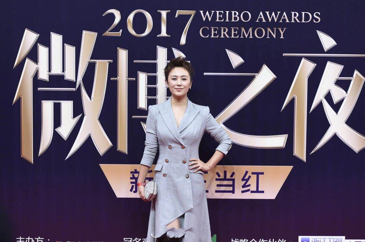 马丽不再扮“男人婆”，光腿穿西装裙走红毯，短发也挺有女人味的