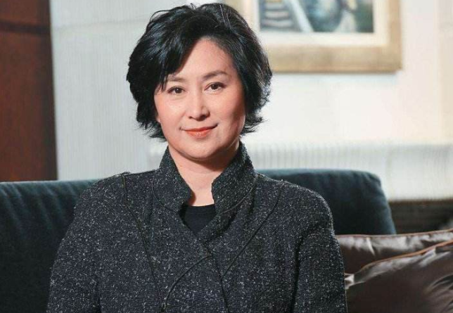 14岁嫁赌王，被专宠30年夺百亿家产，她才是豪门