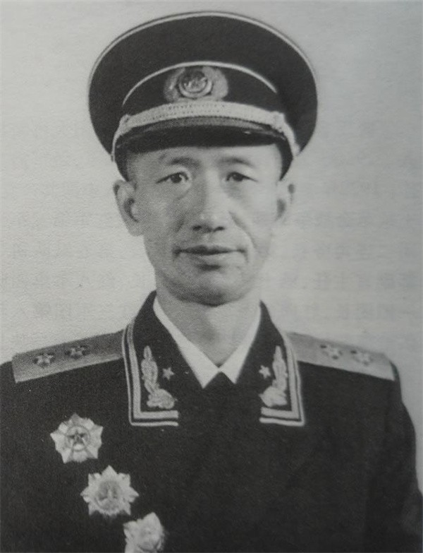 开国中将周希汉，求婚17岁女兵被拒，陈赓出招，当天就张罗了婚礼