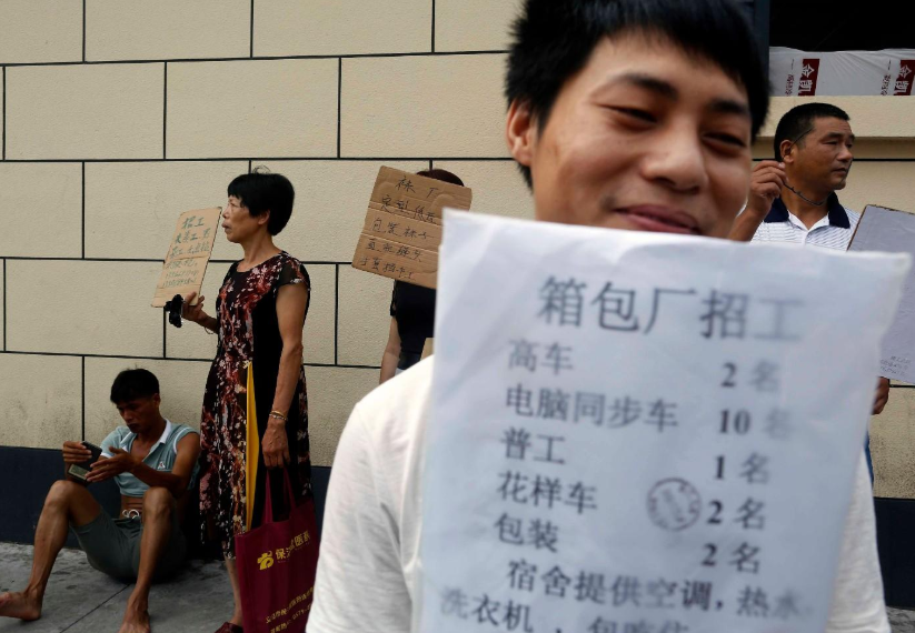 又一招工怪象：国内老板站在街头招人，但年轻人排队要去日资工厂
