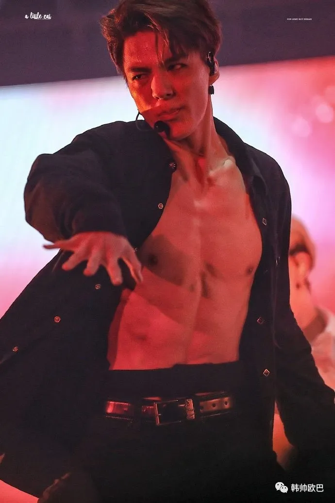 这位男团爱豆的假腹肌和真腹肌