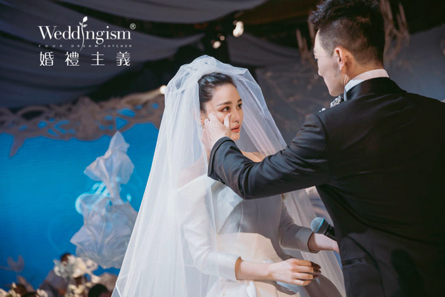 张馨予、陈妍希、杜若溪，这个80后大汉，凭啥包