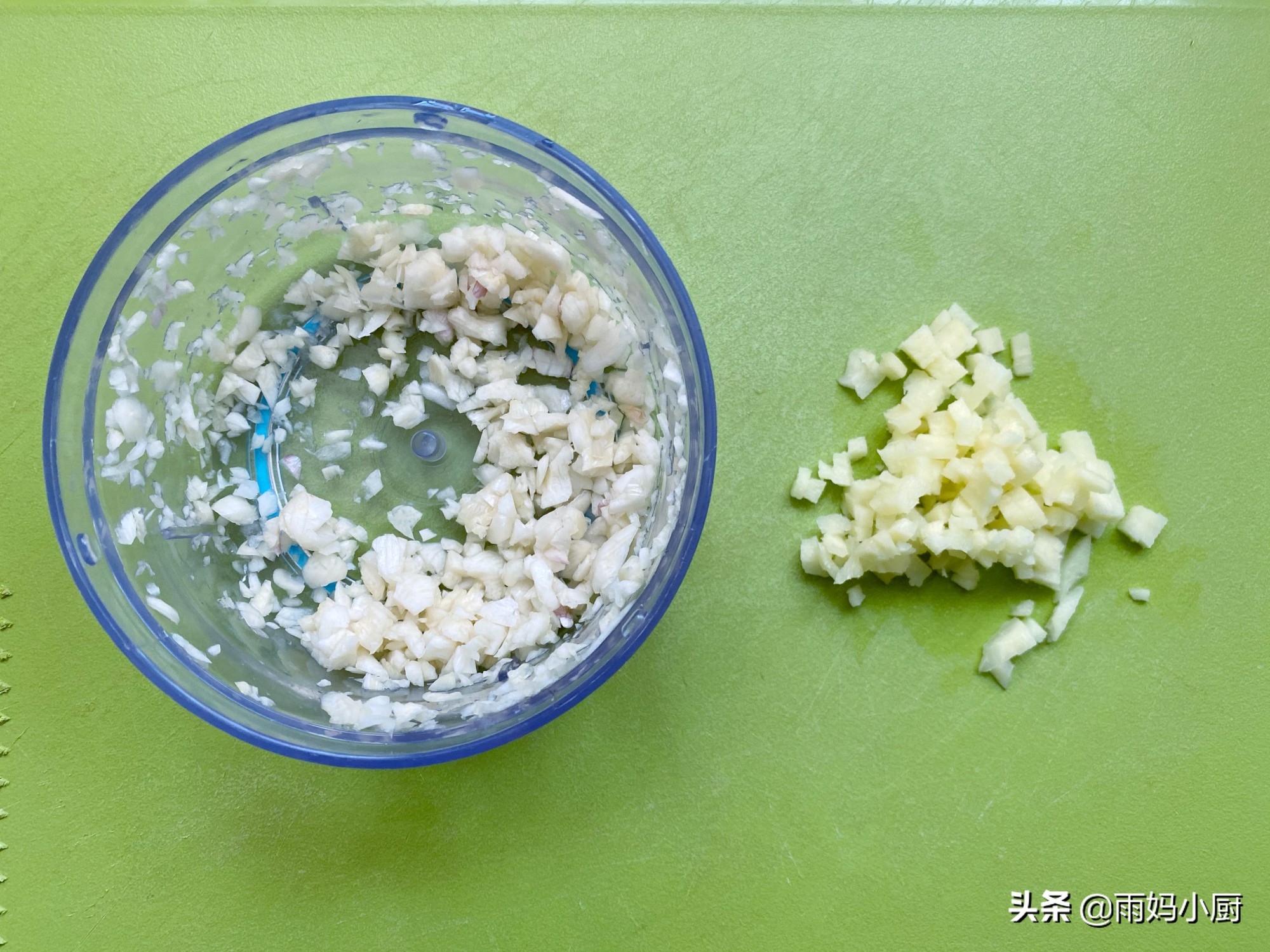 絲瓜和蝦仁一起蒸，味道鮮美又順滑，簡單易做上桌湯汁都不剩