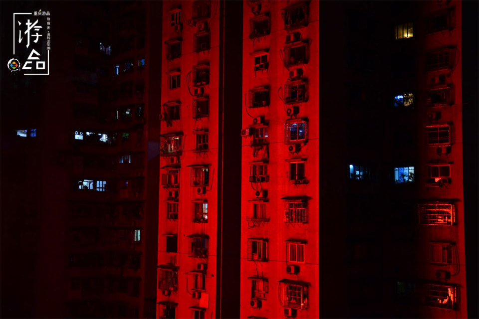 重庆七星岗观景台，紫色的江面，火红的大楼与巍峨的教堂