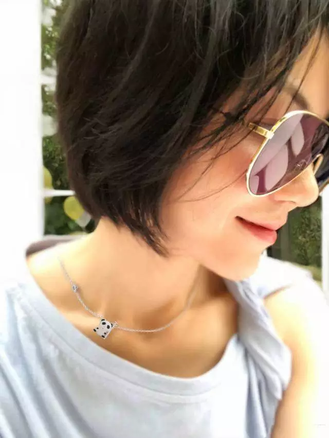 王菲帶女兒聚會，換新髮型攜眾友人為李嫣帶貨，李嫣在媽面前清純