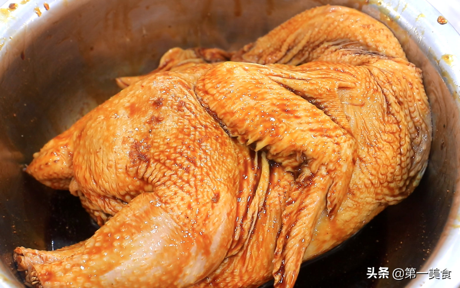 The laziest chicken!  Rice cooker stewed chicken, the whole chicken is cooked without adding a drop of water, it will be golden and delicious