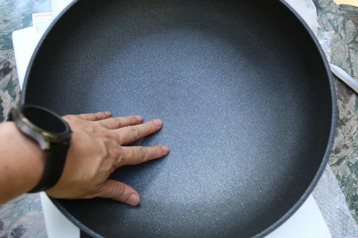 红伞伞遇上厚底锅 九阳晶钻，网友惊呼：不用躺板板