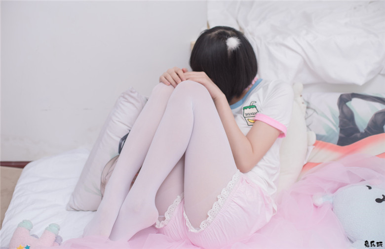 卧室里的白丝少女