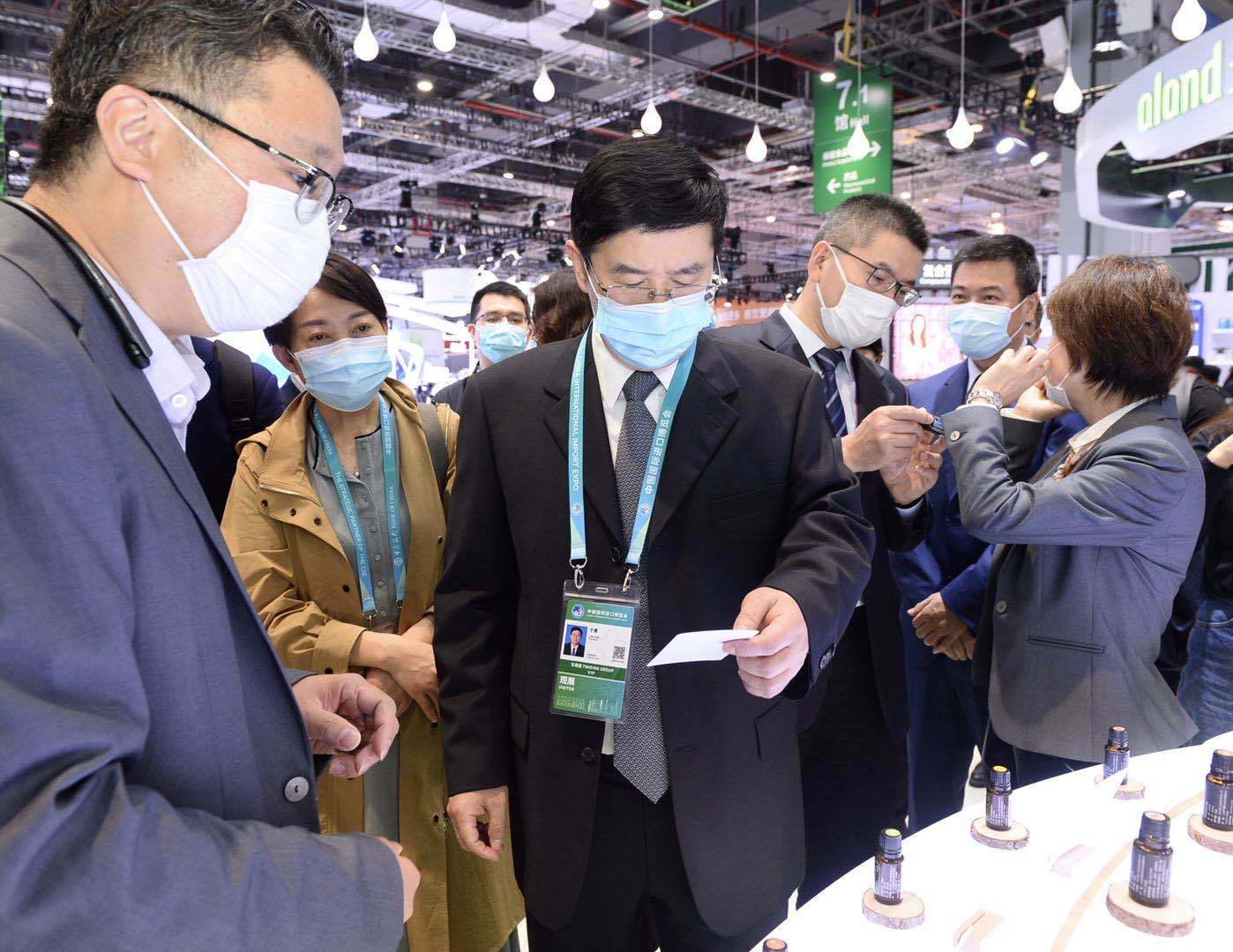 上海市静安区领导走访进博会医药行业多特瑞展区