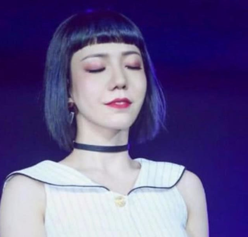 从顶流到小县城商演，吴莫愁的落魄，不仅仅是