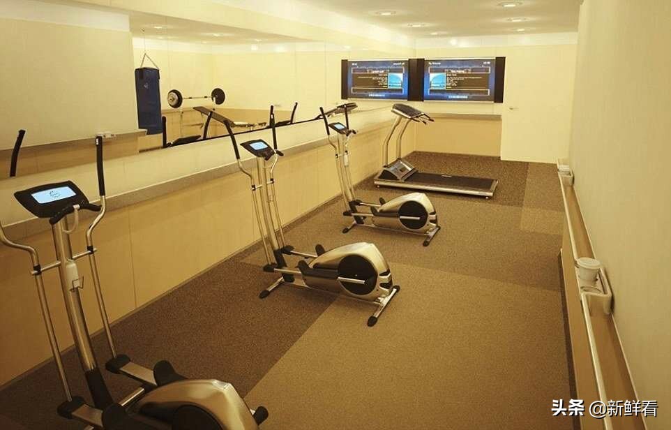 普京的“空军1号”飞机，总统嫌弃旧内饰改装，专机空姐啥样？