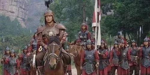 皇帝下令开仓放粮，然后扮成乞丐去要饭，回来