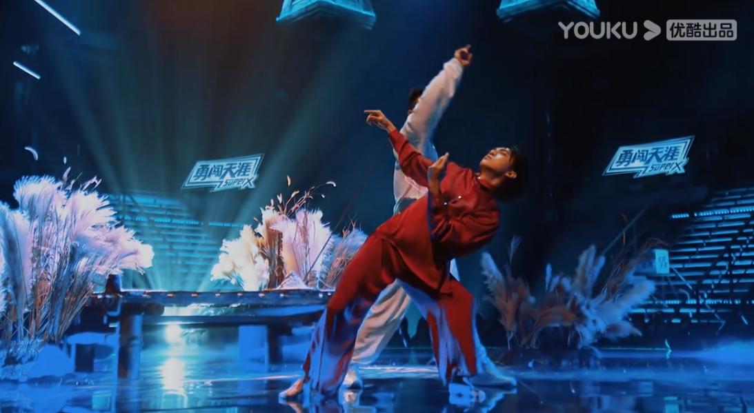 In the latest issue of "This Is Hip-hop 4", Huang Xiao and Ma Xiaolong ...