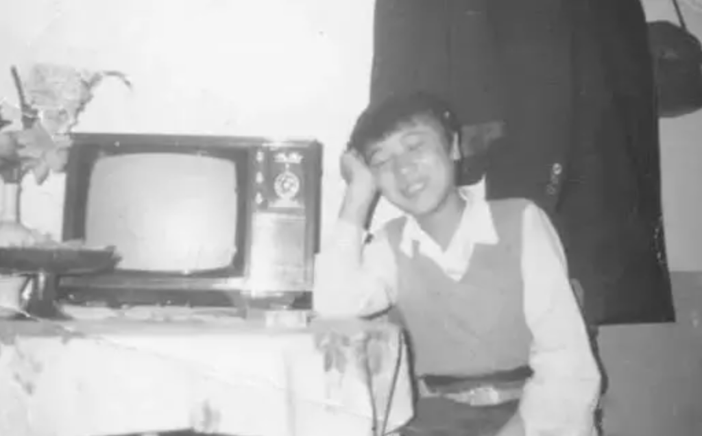 于和伟：50岁大红视帝，曾和小14岁女星传绯闻，结发妻子也是演员
