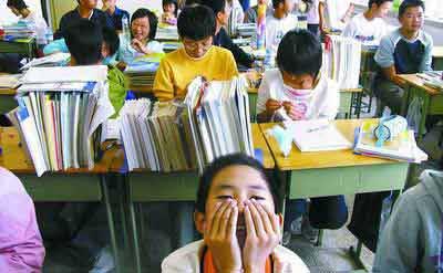 女孩因不能补课，成绩下降崩溃！补课越多，孩子3项能力可能越弱