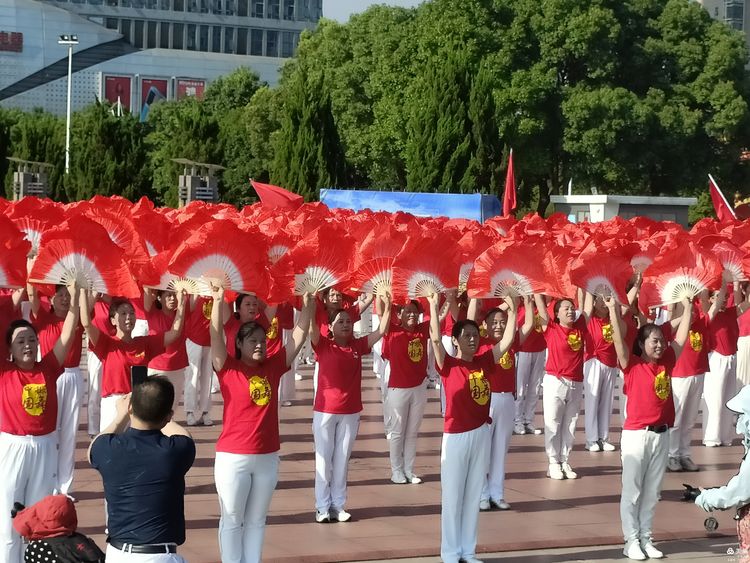 舞动湘潭”万人同跳大型排舞展演湘潭主会场启动活动圆满成功