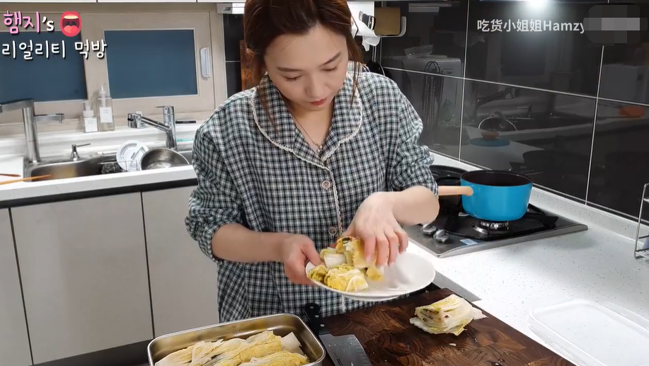 吃播网红赚中国人流量，转头内涵李子柒做泡菜，点赞辱骂中国评论