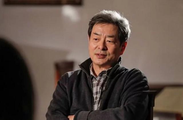 67岁老艺术家濮存昕，驼着背为学生讲课！女儿结