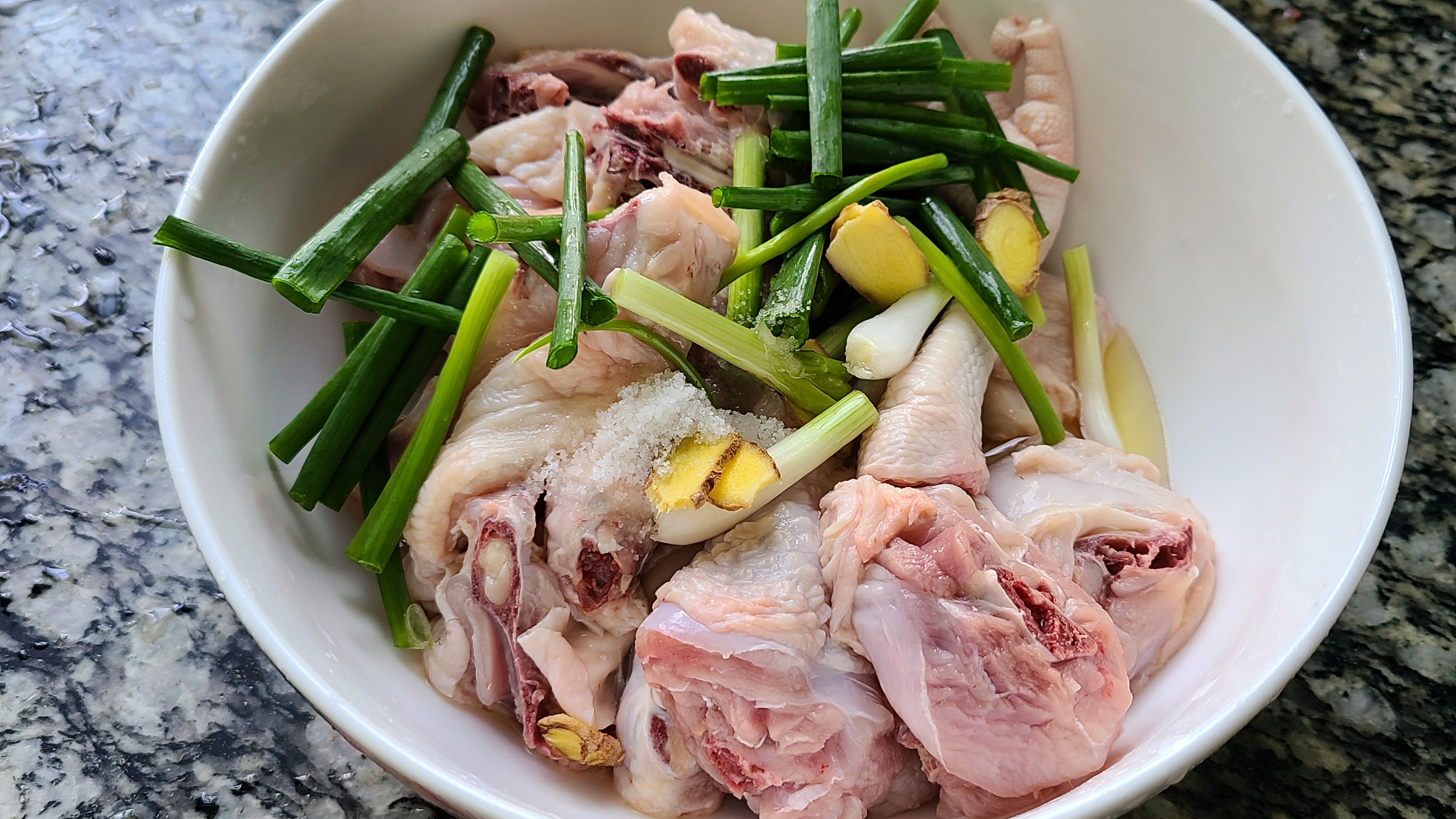 鸡肉这种做法很少见，做出来的鸡肉香味浓味道好，下酒下饭都很棒