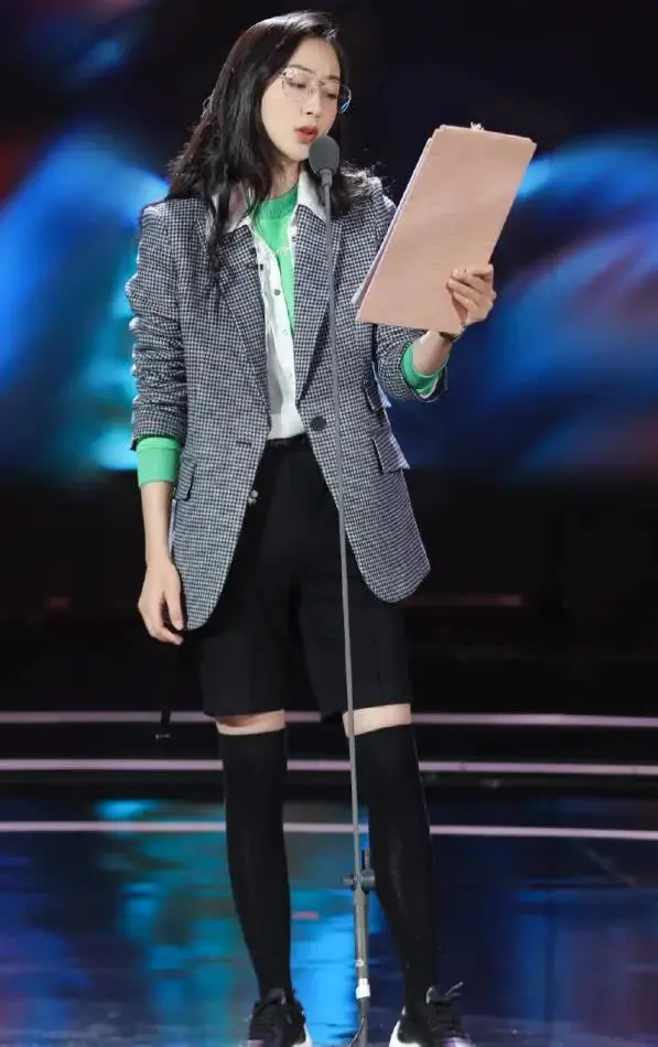 韩雪太不容易了，37岁被要求穿上“学妹袜”，还好她的腿够细