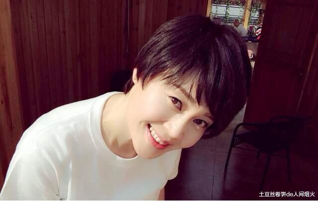 赵本山的女弟子身材真是绝了，往身上扔西红柿