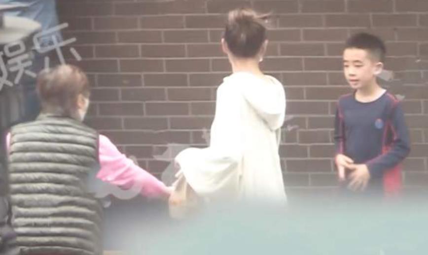 應采兒接兒子Jasper放學被拍，手拿漢堡超寵孩子，當眾跳舞很賣力