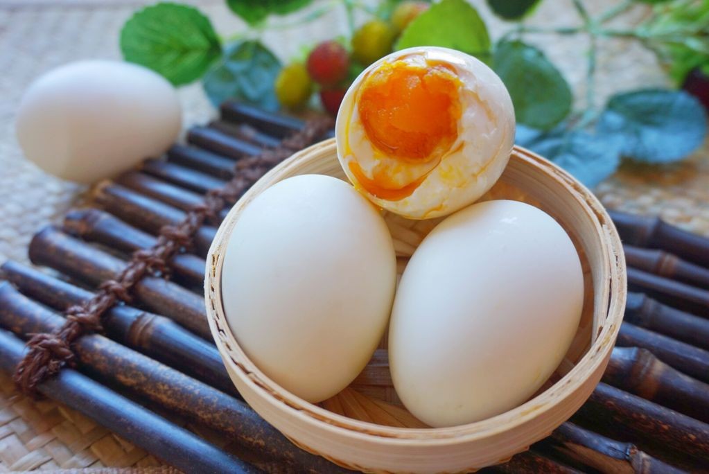 醃鹹鴨蛋有妙招，不用黃泥，不用鹽水，乾淨簡單，個個流油起沙