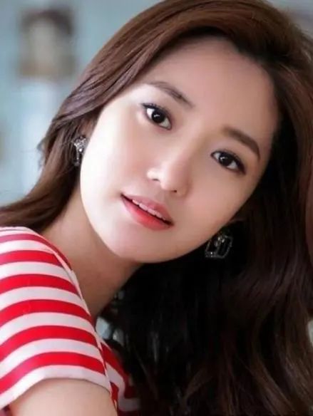 别再“披头散发”了！这4款冬季发型才够美够撩