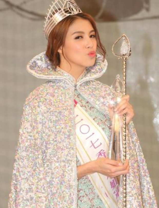 "最丑港姐冠军"晒素颜照，身材火辣，颜