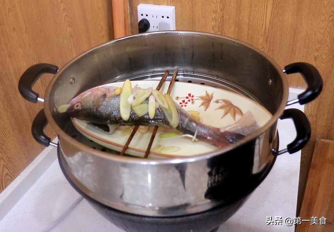 图片[7]-饭店的清蒸鲈鱼为啥好吃又不腥？原来去腥有技巧 厨师长教如何做-起舞食谱网