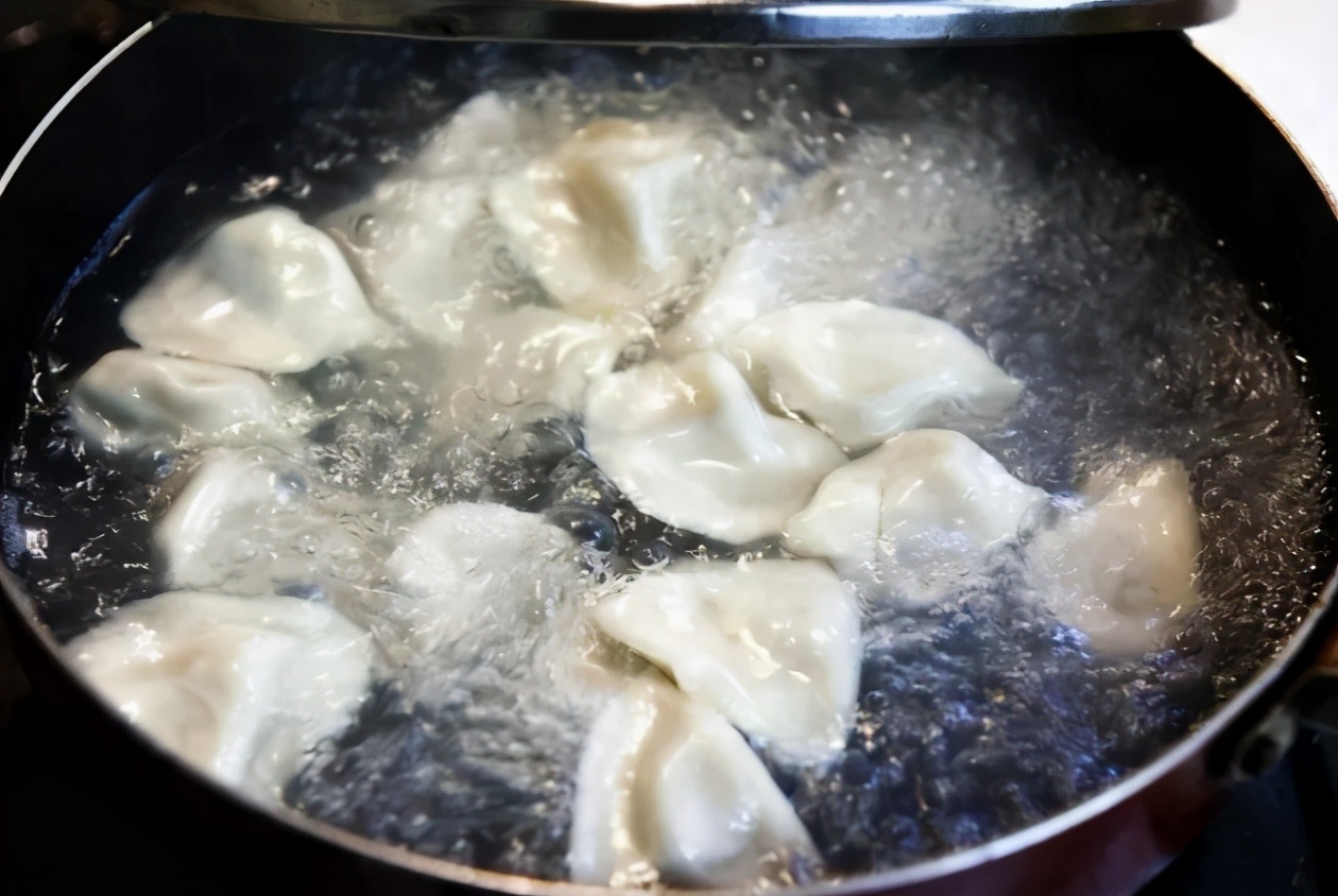 How to cook frozen dumplings without breaking the skin?Don't boil the