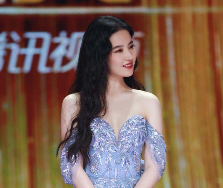 Liu Yifei's blue dress attended the event, the photo was accused of ...