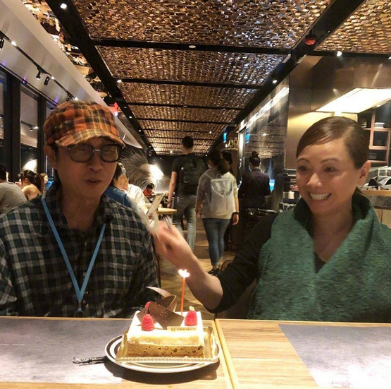 邓萃雯老了也很有范，巧用不规则马甲，穿出了