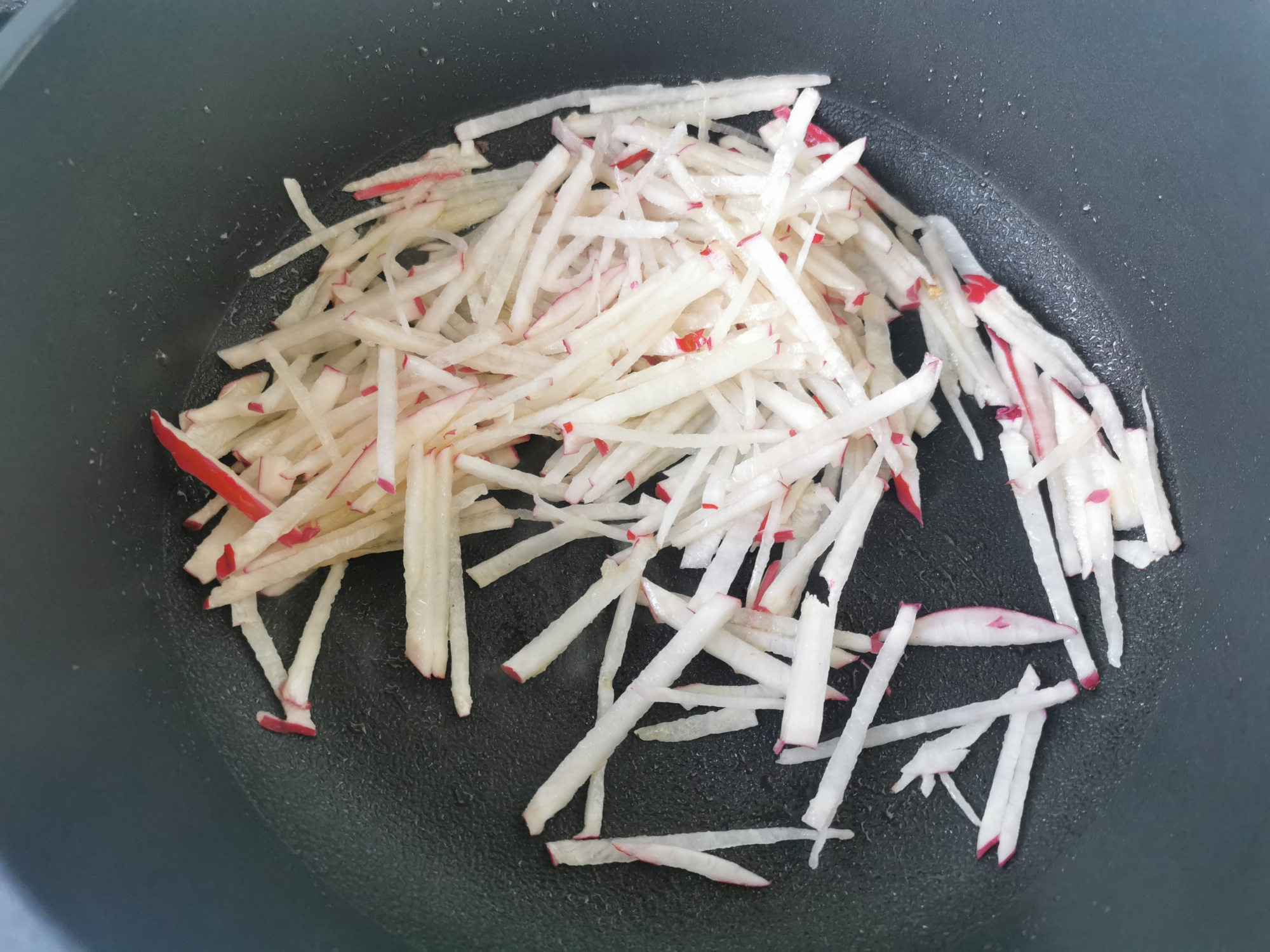 蘿蔔加2個雞蛋，煮出來的湯竟如此鮮美，天冷喝，暖身暖胃還低脂