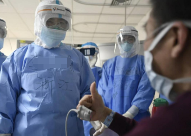 英美疫情亂成一鍋粥，西方精英開始支持中國，當初誰在抨擊武漢？