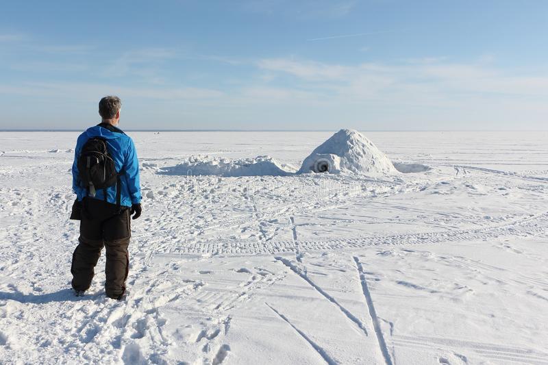 Why can igloos keep warm?Doesn't it melt if you make a fire in it? iNEWS
