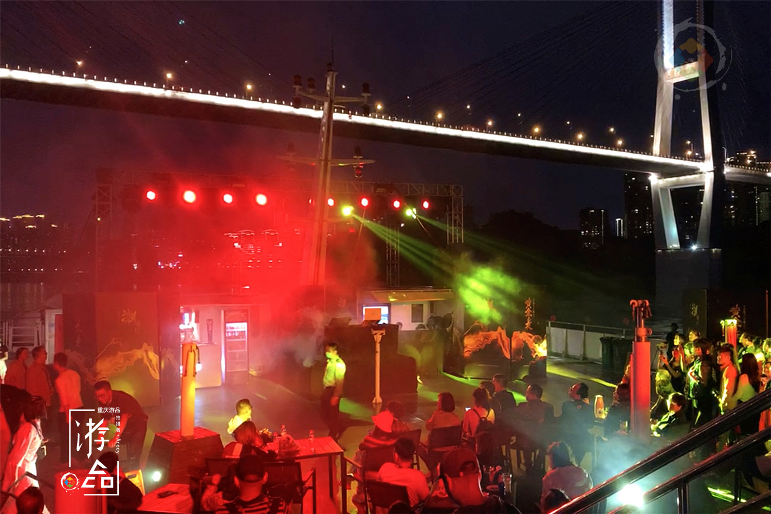 重庆黄金游轮有多豪华？内部一片金碧辉煌，高级自助餐随便吃