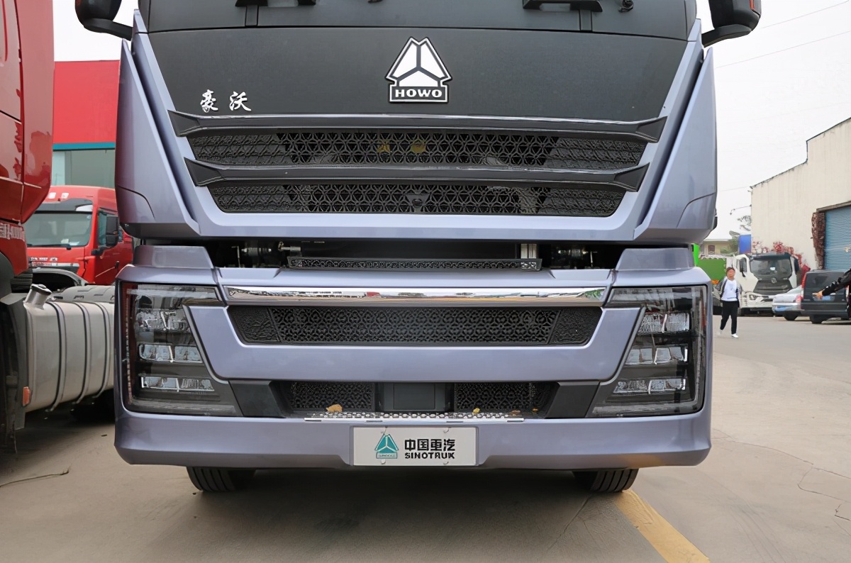 中国重汽豪沃TH7与新黄河同溯源 无忧智驾展风采